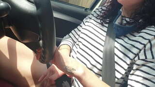 Benim küçük kedi ile oynarken halka açık bir araba sürmek