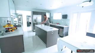 ���ोटे स्तन के साथ माँ खाना बनाती है और उसकी पोशाक गंदा हो जाता है । उन्होंने इसे बंद करने के लिए यह साफ है और सौतेले बेटे हो जाता है एक आदमी.वह उसे देता है और हो जाता है गड़बड़