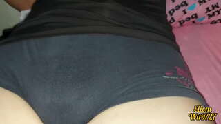 Kardeş touches ona kedi içinde ön arasında ona kardeş