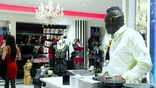 שיין רחל אַדדזשאַני געץ נייַ לאַנזשעריי בייַ ביביסי עדי בלאַקקסטאָנע ס געשלעכט קראָם &amp;amp; ענדס אַרויף אין אַ הייס אַנאַל סעסיע מיט אַ נאַס בדזש, אַ דילדאָ אין איר טאָכעס &amp;amp; אַ קרעם! פול פליק &amp;amp; 1000ס מער אין PrivateBlack.com!