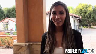 PropertySex الساخنة وكيل مذهلة مع الجسم الانفجارات لها العميل للحصول على قائمة