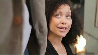 Mia Austin ilə məşğul olur, bu, kişi ilə öz ana