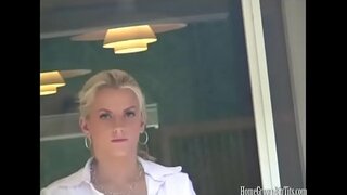 Sexy Blondine mat groussen natierleche Titten fickt Hire Frënd den pool