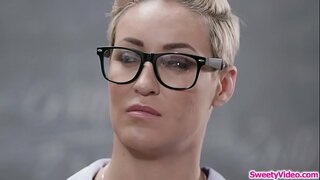 טין באַבע עסן איר ינסטראַקטערז קאַנט נאָך קלאַס