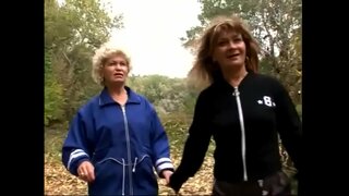 Kåt mognar vill experimentera med varandra&amp;#039;s fitta på gräset