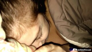 Han vågnede op til hans steddatter sutte hans pik, og han kunne ikke klage.