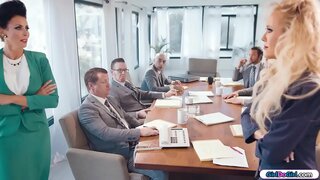 Busty milf businesswomen सिर के सिर जाने के दौरान एक boardmeeting.अन्य व्यवसायियों से बाहर निकलने के रूप में जल्दी के रूप में वे कर सकते हैं.अंत में माँ के कमरे में खुद के लिए और चुंबन शुरू और एक दूसरे को चाटना