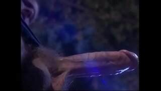 Busty ravenhaired babe får sparket af votary som ritual af Devil &#039; s kult