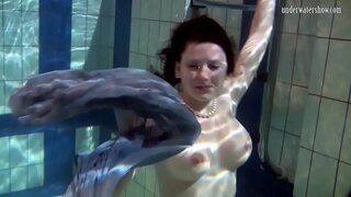 ���ዋኛ babe Katka ይታያል ቅድሚያ የሚሰጡዋቸውን ውስጥ መዋኛ የታዘዘ