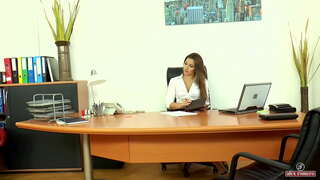 Direktè lekòl la Dani Daniels pwal sou tout kò pussy ki te ranpli avèk jèm / semans gason (Pati 1)