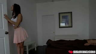 Abella Fare ønsker at føle hendes stepbrothers pik inde i hendes våde twat