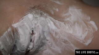 Meglátogassa a nagy mellek ugrál, ahogy ő borotválja a szőrös punci, valamint maszturbál